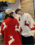 遠銘カプル服セタ2020年秋冬新着品韓国ファッショ学生ユルの怠惰風ラウドネのセトの頭の外に赤いニコの上に置いてあります。